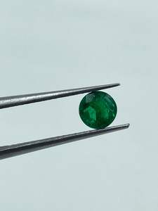 พลอยมรกตธรรมชาติคุณภาพสูงจากแซมเบีย สำหรับทำเครื่องประดับ ทรงกลมเจียระไนบริลเลียนท์ ขนาด 5 มม. น้ำหนัก 0.40 กะรัต - Product Image 3