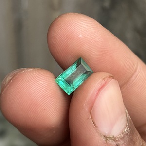 พลอยมรกตแซมเบียพรีเมียม 1.85 กะรัต สีเขียวสดใส ทรงบาแกตต์ เจียระไนแบบสเต็ปคัท พลอยแท้สำหรับเครื่องประดับดีไซเนอร์ - Product Image 2