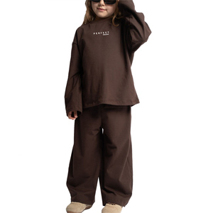 Conjuntos de ropa para niñas de 2 piezas, camiseta y pantalones, conjunto 100% algodón 220GSM, camisetas con logo personalizado, bordado, impresión en relieve, camisetas para niñas - Product Image 3
