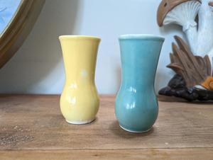 Vase en céramique bleu sarcelle chic avec design sablier fin, finition brillante et accentuation attrayante pour la décoration moderne des étagères et des bureaux - Product Image 2