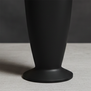 Vase à fleurs moderne noir mat avec une base en piédestal évasée, un corps conique élancé et des détails horizontaux encastrés pour la décoration - Product Image 4