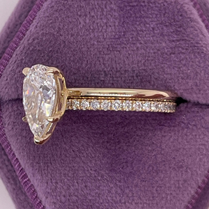 Ensemble de bague de fiançailles solitaire en diamant de laboratoire Pear Lab Grown avec alliance assortie en diamant rond - Product Image 5