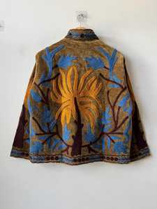 Veste d'hiver brodée Suzani pour femmes, motifs floraux et symboliques, veste courte en velours bohème pour femmes, vêtements ethniques faits à la main - Product Image 4