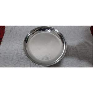 Plateau de service en acier inoxydable martelé de qualité supérieure - Plateau décoratif rond en métal poli miroir pour restaurant, hôtel et traiteur - Product Image 1