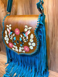 Bolso Estilo Saddle Bag con Diseño de Colibrí, Libélula y Flor Tallados y Pintados a Mano Alrededor de una Piedra Turquesa - Product Image 3