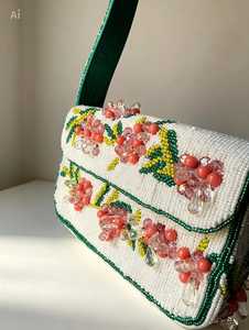 Bolso de Mano de Algodón con Cuentas Florales Hecho a Mano, Forma Rectangular, Ribete Verde, Base Blanca, Cuentas Rosadas y Corales, Bordado Artesanal Coleccionable - Product Image 1