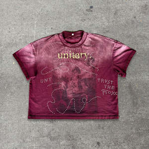 Camiseta Gráfica de Cuello Redondo, Corte Cuadrado, con Pedrería, Estilo Vintage, Color Rojo Rosa, Efecto Desgastado por el Sol, de Peso Pesado - Product Image 1