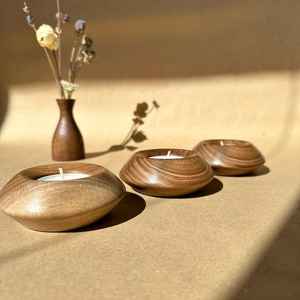 Porte-bougie artisanal en bois, mettant en valeur la beauté du bois naturel et une lumière chaleureuse, idéal pour les espaces de détente paisibles - Product Image 6