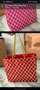 Eleve su regalo festivo con esta bolsa de tela hecha a mano, diseñada para añadir encanto y elegancia a cada ocasión. - Product Image 2