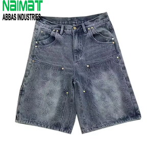 Shorts de Mezclilla para Hombre, Color Gris Oscuro, Lavado Ácido, Corte Relajado, Estampado Gráfico, con Tachuelas Metálicas y Diseño de Pierna Ancha - Product Image 1