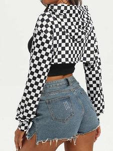 เสื้อครอปฮู้ดดี้ลายตารางหมากรุกสไตล์ Y2K ตัดเย็บแบบโชว์ช่วงหน้า แต่งลายสก็อตตัดต่อสีสัน  เสื้อสตรีทแวร์สำหรับผู้หญิง - Product Image 6