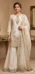 Conjunto de vestido de tres piezas de organza con bordados y adornos dorados - Product Image 5