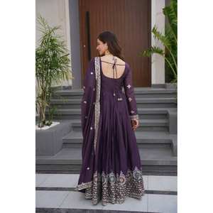 Ensemble robe et dupatta pour femmes de créateur avec broderies et sequins - Product Image 6