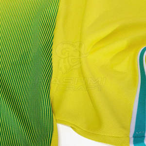 Maillot et short de football légers avec technologie de séchage rapide, tissu en maille respirant, idéal pour les températures chaudes et les matchs intenses - Product Image 3