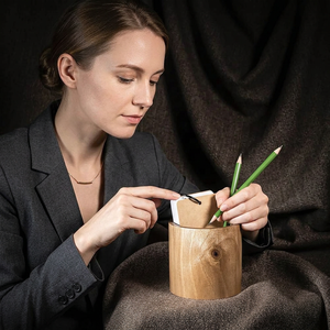 Porte-crayons en bois avec finition naturelle, écologique, organiseur de bureau personnalisé imprimé pour le bureau et l'école, collection artisanale - Product Image 1