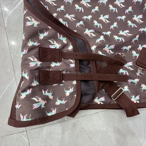 Hoja de lluvia con estampado de unicornio 600 Denier, alfombra de caballo sin relleno/Manta forrada de nailon de invierno para uso al aire libre para la temporada de lluvias - Product Image 2