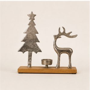 Portavelas de metal plateado hecho a mano con forma de reno y árbol de Navidad, con base de madera natural para centros de mesa navideños. - Product Image 1
