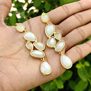 ต่างหูทองชุบแบบไม่ก่อให้เกิดอาการแพ้ ประดับมูนสโตนสีขาวทรงเหลี่ยม ต่างหูแบบยาวห้อยระย้า ขายส่ง เครื่องประดับทองเหลืองแฟชั่นสำหรับผู้หญิง - Product Image 2