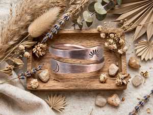 Ensemble de bracelets en cuivre faits à la main par Jameel Sons, gravure soleil et lune, bijoux minimalistes bohèmes unisexes - Product Image 1