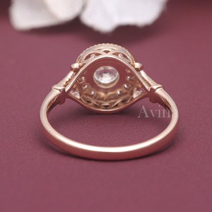 Bague en diamant champagne taille ronde en or rose/jaune et blanc 18 carats, style vintage avec halo de diamants, pour femme, bijoux fins de fiançailles - Product Image 4