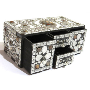 Caja de Joyería Artesanal Premium con Cuentas y Múltiples Compartimentos, Caja de Almacenamiento de Adornos con Brillo Lacado, Venta al por Mayor desde India - Product Image 1