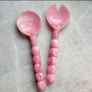 Juego de cucharas de resina de alta demanda para servir ensaladas, utensilios de cocina para el hogar y hoteles, servidor de ensalada de resina con remolinos en rosa y blanco, cubertería. - Product Image 2