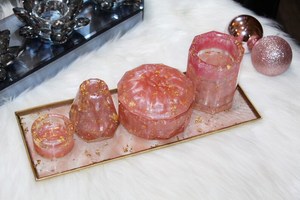 Juego de Accesorios de Baño de Resina Ecológica Hechos a Mano con Bandeja, Taza y Portavasos Pintados a Mano en Rosa y Dorado - Product Image 2