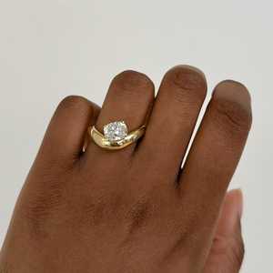 Bague de fiançailles 1,5 carat taille coussin en diamant de laboratoire, sertie à griffes, motif vague sculpturale, bagues de demande en mariage personnalisées en or massif 14K 18K - Product Image 2