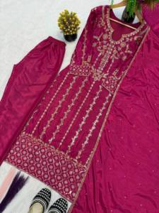 Ensemble prêt-à-porter entièrement cousu en crêpe naturel, avec haut brodé de sequins multi-aiguilles, pantalon et dupatta, magnifique et de créateur. - Product Image 4