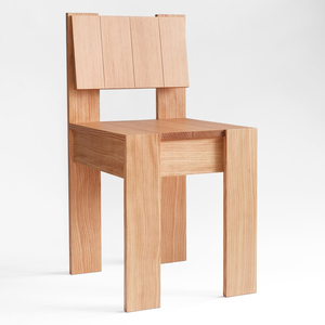 Silla de comedor tradicional de madera maciza con listones verticales y reposabrazos para uso doméstico - Product Image 1