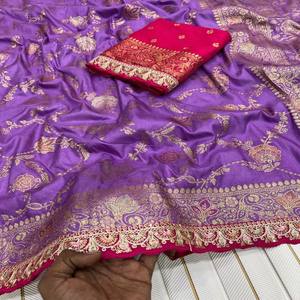 VASTRA COTTAGE Sari de Seda Dola con Bordado Meenakari Zari, Cordón y Lentejuelas, con Blusa en Contraste, para Uso Festivo - Product Image 3