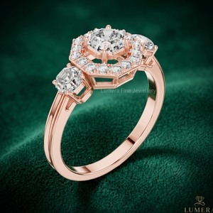 แหวนเพชรทรง Asscher คัต รูปแบบ Lumera เพชรเพาะเลี้ยง D VVS2 ตัวเรือนโรสโกลด์ ประดับเพชรรอบวงแบบสามเม็ด ดีไซน์หรูหราสำหรับผู้หญิง ได้รับการรับรองจาก IGI - Product Image 3