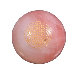Gema curativa de cuarzo rosa, esferas con símbolo de flor - Product Image 1
