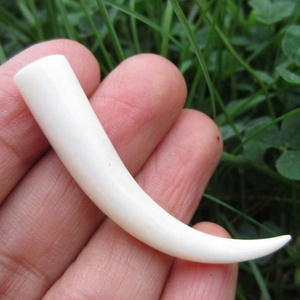 Colgante de hueso de búfalo ecológico tallado a mano con forma de colmillo largo, imitación antigua, para fabricación de collares al por mayor - Product Image 2