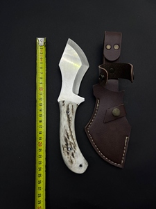 Cuchillo de caza hecho a mano con mango de asta de ciervo, hoja fija de acero inoxidable 4116 con borde parcialmente dentado, funda de cuero. - Product Image 4