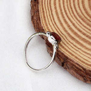 Vente en gros de bagues en argent sterling 925 avec rubis ovales naturels et diamants sertis en clos, trois pierres, Memoria Jewels - Product Image 2