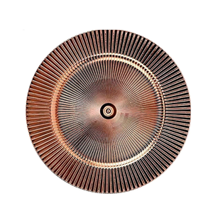 Élégante assiette de présentation en cuivre côtelé effet soleil couchant, avec un point focal central et des lignes fines. Chacun est disponible au prix de gros dès maintenant. - Product Image 1