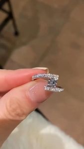 Anillo de compromiso de oro blanco de 14K con diamante cultivado en laboratorio de 1 quilate, anillo bypass, joyería fina nupcial moderna - Product Image 3