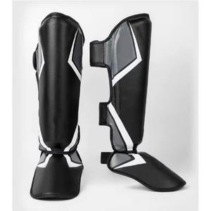 Protège-tibias en cuir multisports pour adultes Hawk, offrant une grande polyvalence, une couche extérieure durable et une protection en mousse souple. - Product Image 3