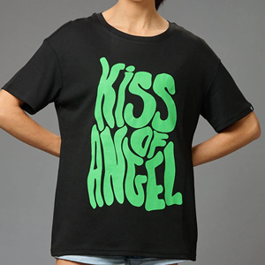 Camiseta Negra de Manga Corta con Cuello Redondo para Mujer Kiss Angel, Estampado de Letras Verdes, Corte Regular Informal, Algodón Jersey Ecológico - Product Image 1