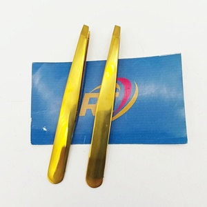 Pinzas para Cejas de Acero Inoxidable Japonés Ecológicas, Chapadas en Oro, Punta Inclinada, con Logotipo Personalizado - Product Image 6