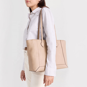 Bolsos Tote de Cuero Ligeros para Mujer - Alta Calidad, Color/Tamaño Personalizables, Servicio OEM, Logotipo Personalizado, Empaque Hamid International - Product Image 5