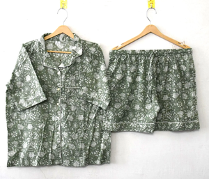 Ensemble de pyjama en coton à imprimé floral vert sauge, chemise à manches courtes boutonnée respirante et short confortable à cordon de serrage - Product Image 1