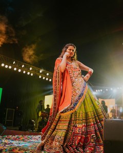 Lehenga Choli de Seda Estampada Multicolor para Mujer con Dupatta |   Vestido Tradicional Gujarati Garba para Festivales y Fiestas - Product Image 5