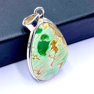 Pendentif artisanal vintage en argent sterling plaqué or/argent avec pierre précieuse Variscite et serti clos, bijoux de fiançailles du Rajasthan - Product Image 2