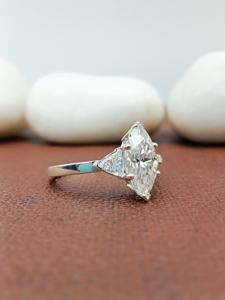 แหวนแต่งงานทรงมาร์คีส์ทันสมัยจาก D'VINS JEWELS เพชรทรงบริลเลียนต์สี D ขาว  สำหรับใส่กับตัวเรือนเงินหรือทอง - Product Image 2