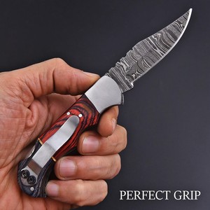 Cuchillo Plegable de Acero de Damasco Forjado a Mano con Mango de Madera Pakka y Clip de Bolsillo + Funda de Cuero, Cuchillo EDC para Caza y Camping - Product Image 4