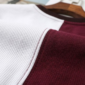เสื้อยืดทูโทนสีขาวและสีแดงไวน์ ผู้ชาย ผ้าฝ้าย แต่งผ้าตัดต่อ สไตล์ลำลอง แฟชั่น มินิมอล สตรีทสไตล์ รับทำโลโก้แบบกำหนดเอง OEM ODM - Product Image 5