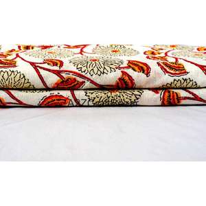 Tissu en coton doux imprimé à la main avec motifs floraux, idéal pour la confection de vêtements d'été, de sacs, de pyjamas et bien plus encore - Product Image 1