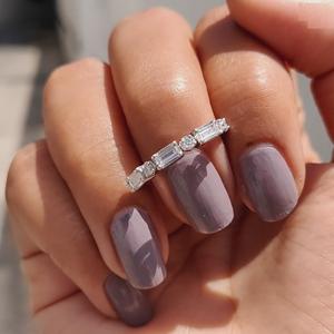 Anillo de Plata de Ley 925 con Moissanita de Corte Baguette Brillante, Media Eternidad, Engaste Milgrain y Puntas, de Moda - Product Image 1